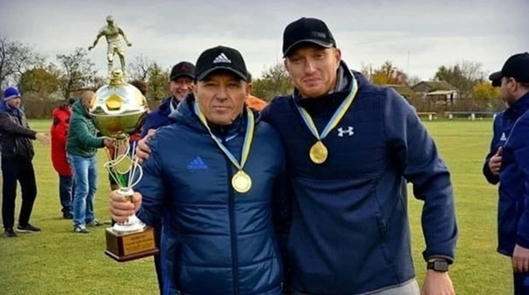 Батько і син Репілевські на своєму стадіоні в Мар'янівці. 