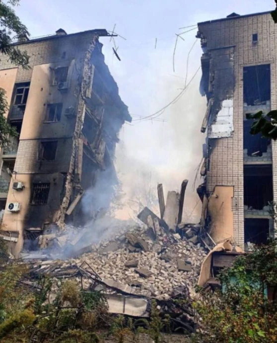 Обвалився цілий під'їзд: рашисти скинули бомбу на багатоквартирний будинок у Херсоні (фото)