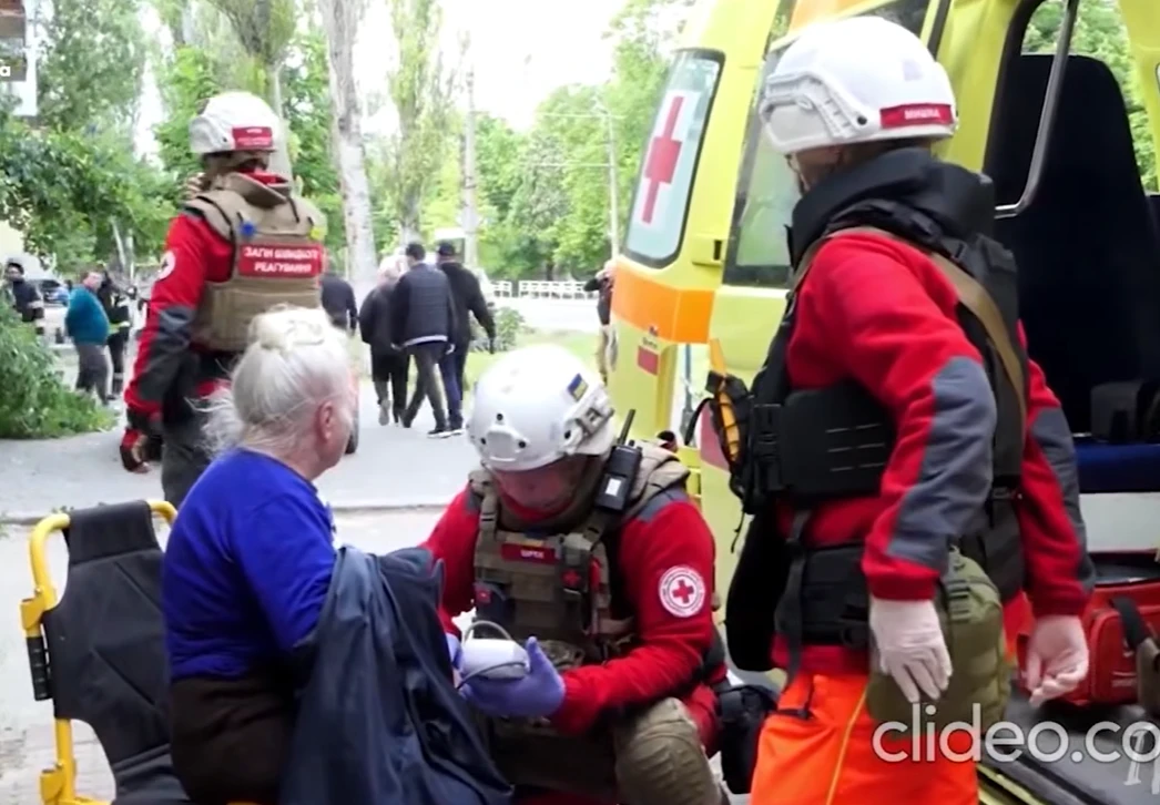 Під час евакуації людей з Херсона поліцейські забрали водія-волонтера до ТЦК