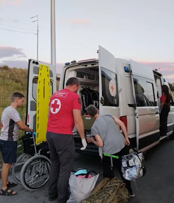 Під час евакуації людей з Херсона поліцейські забрали водія-волонтера до ТЦК