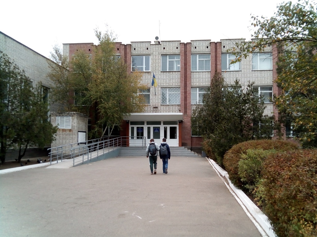 Новокаховська школа №10 (нині ліцей).