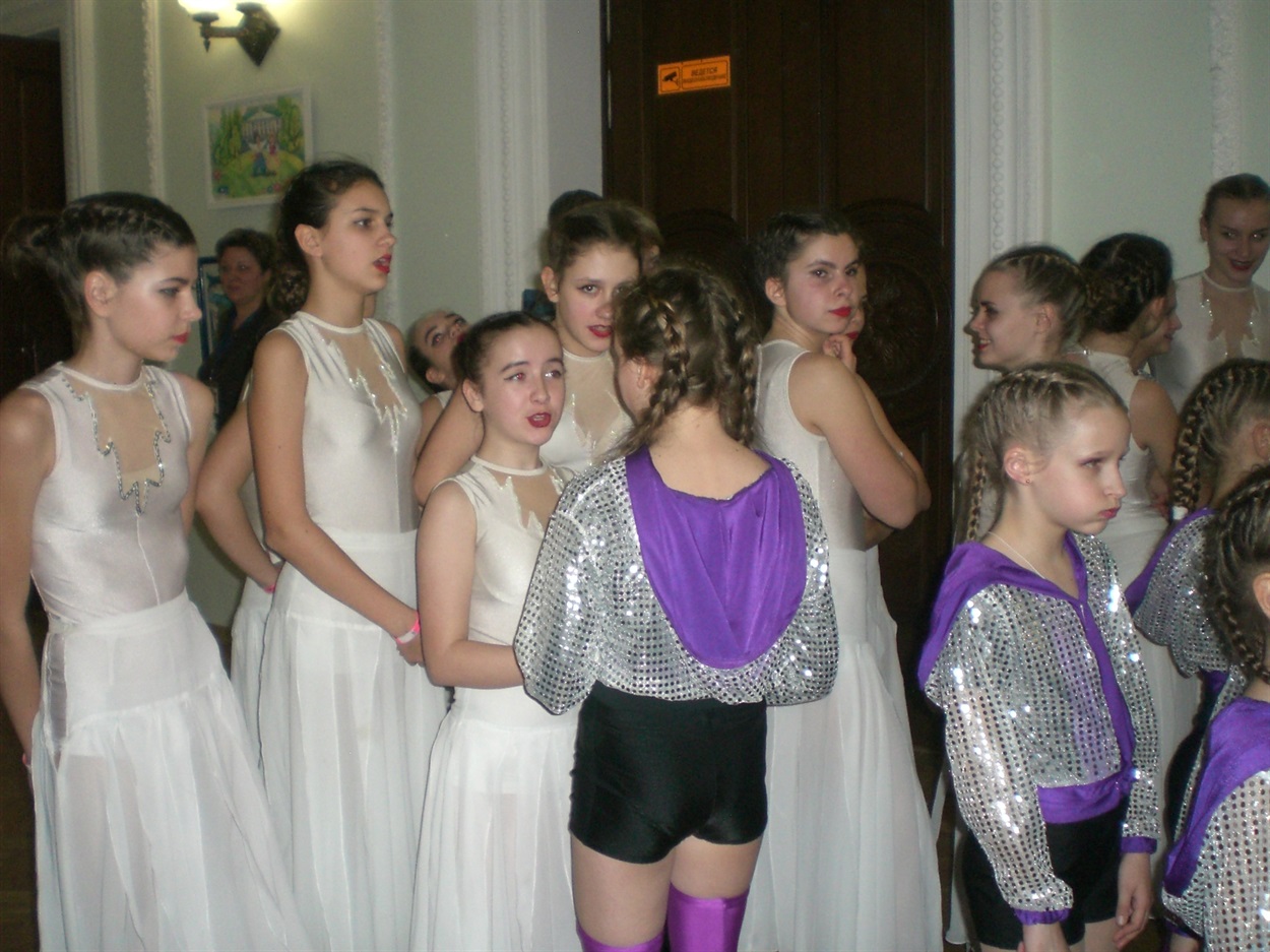 Перед концертною залою
