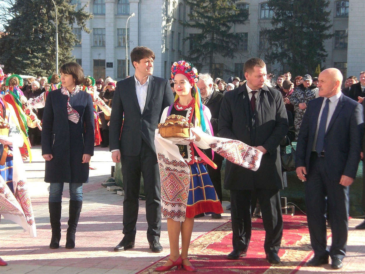 Іван Вінник з Тетяною Чорновіл на відкритті Палацу культури в Новій Каховці 28.02.2017 року