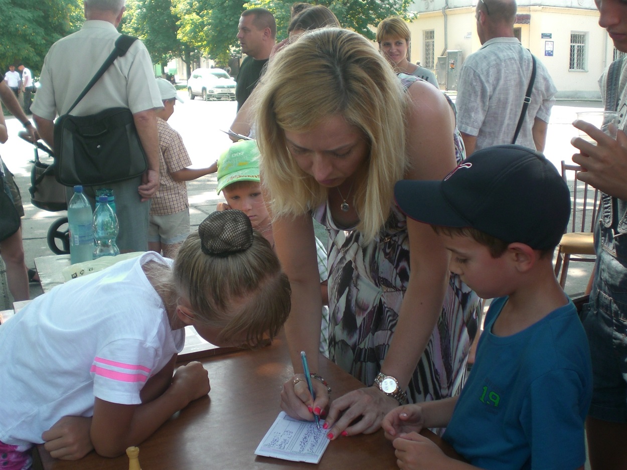 Наталія Жукова пояснює помилку юної шахістки