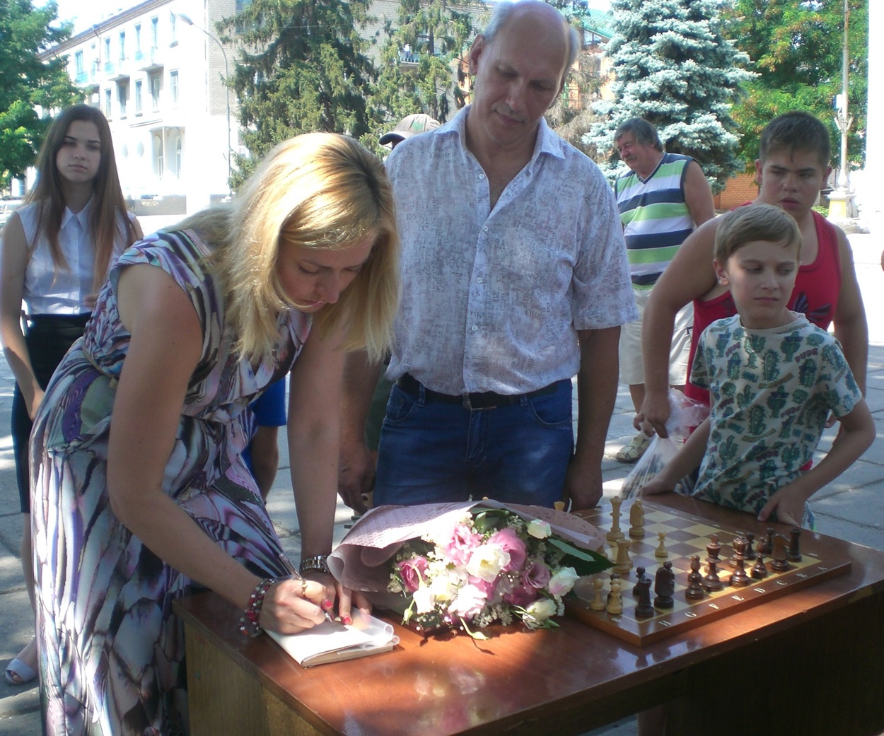 Після гри чемпіонка роздає автографи. 