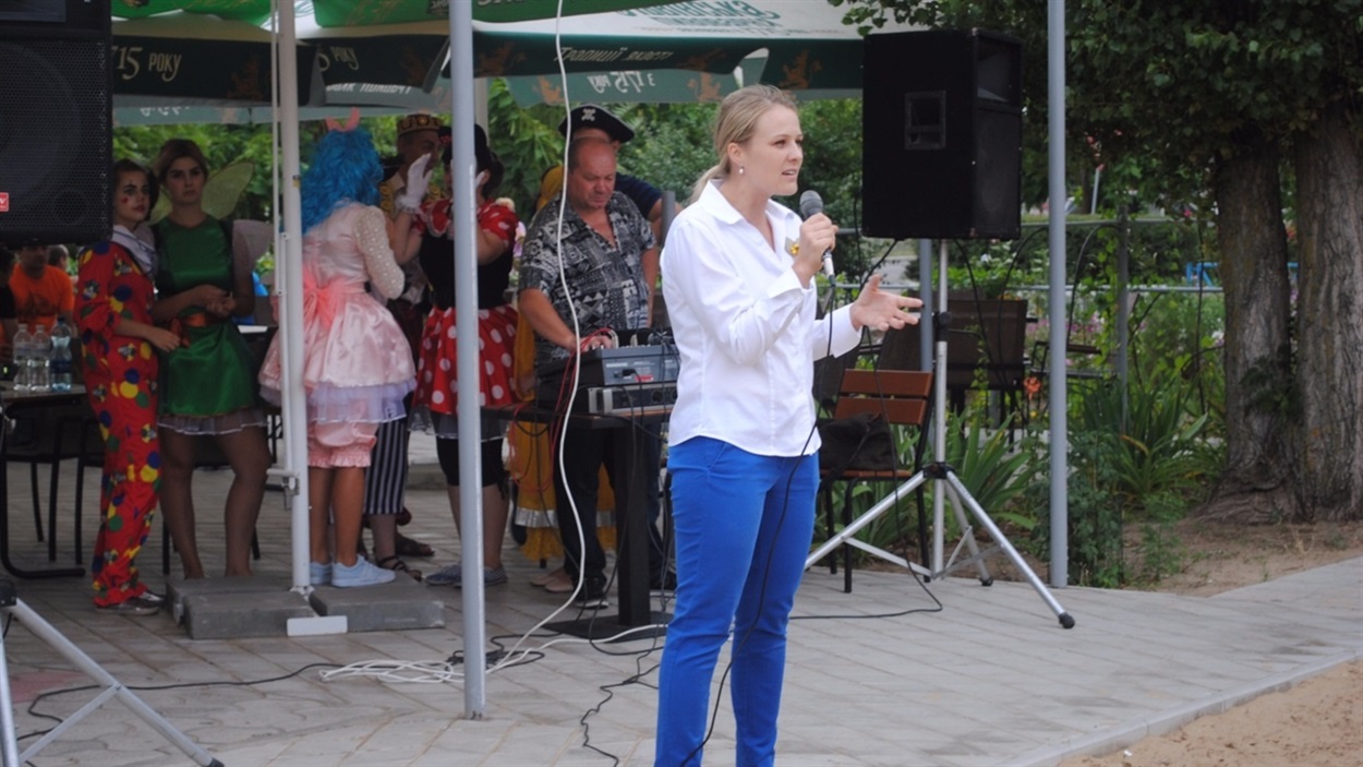 Катерина Малахова зібрала кошти в США на дитячий майданчик в Новій Каховці