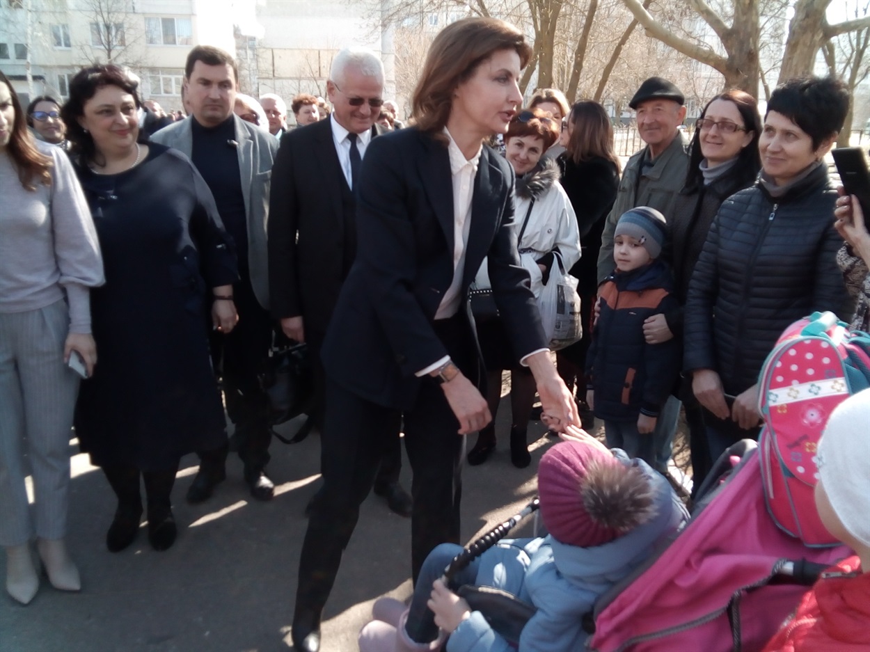 Дружина президента спілкується з батьками дітей з інвалідністю