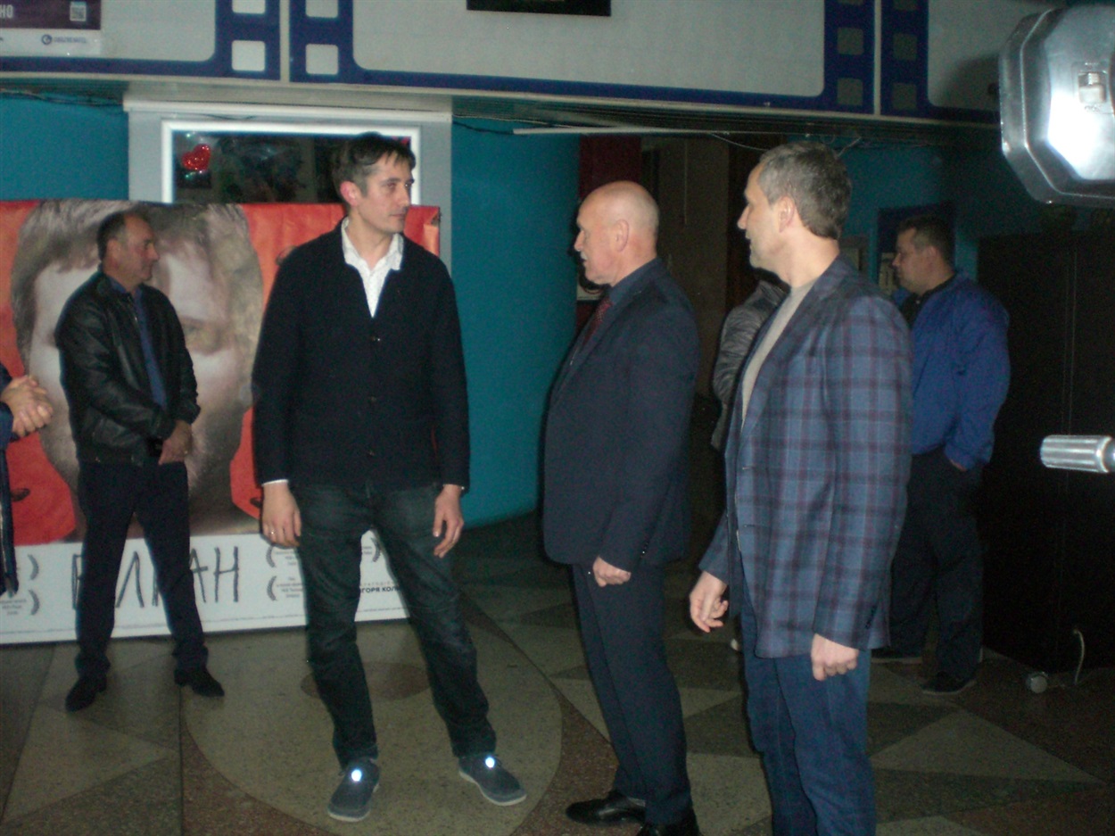 Роман Бондарчук спілкується з В. Коваленком та І. Колихаєвим у фойє кінотеатру