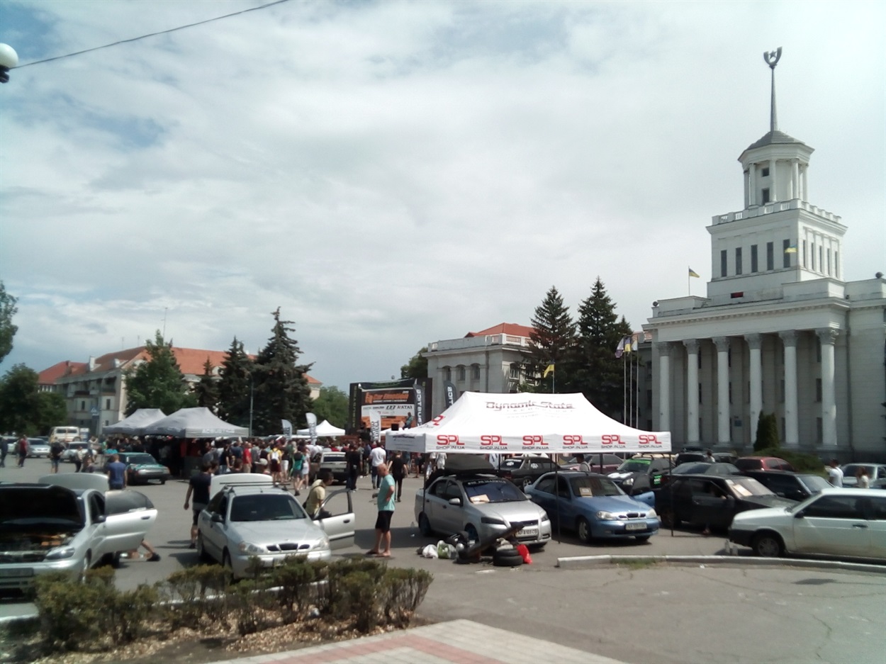 Змагання проходили на площі перед мерією.