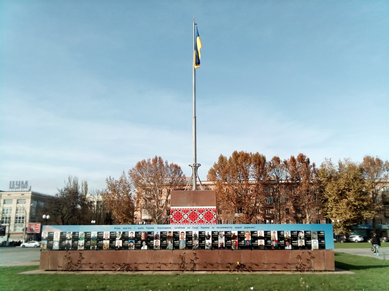 Площа Свободи в Херсоні теж без Леніна