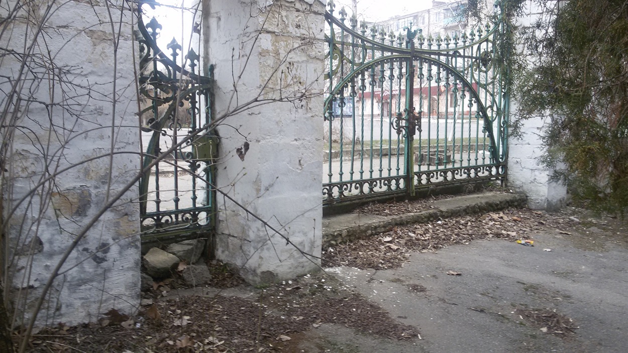 . Ворота садиби Гехлерів в Основі.