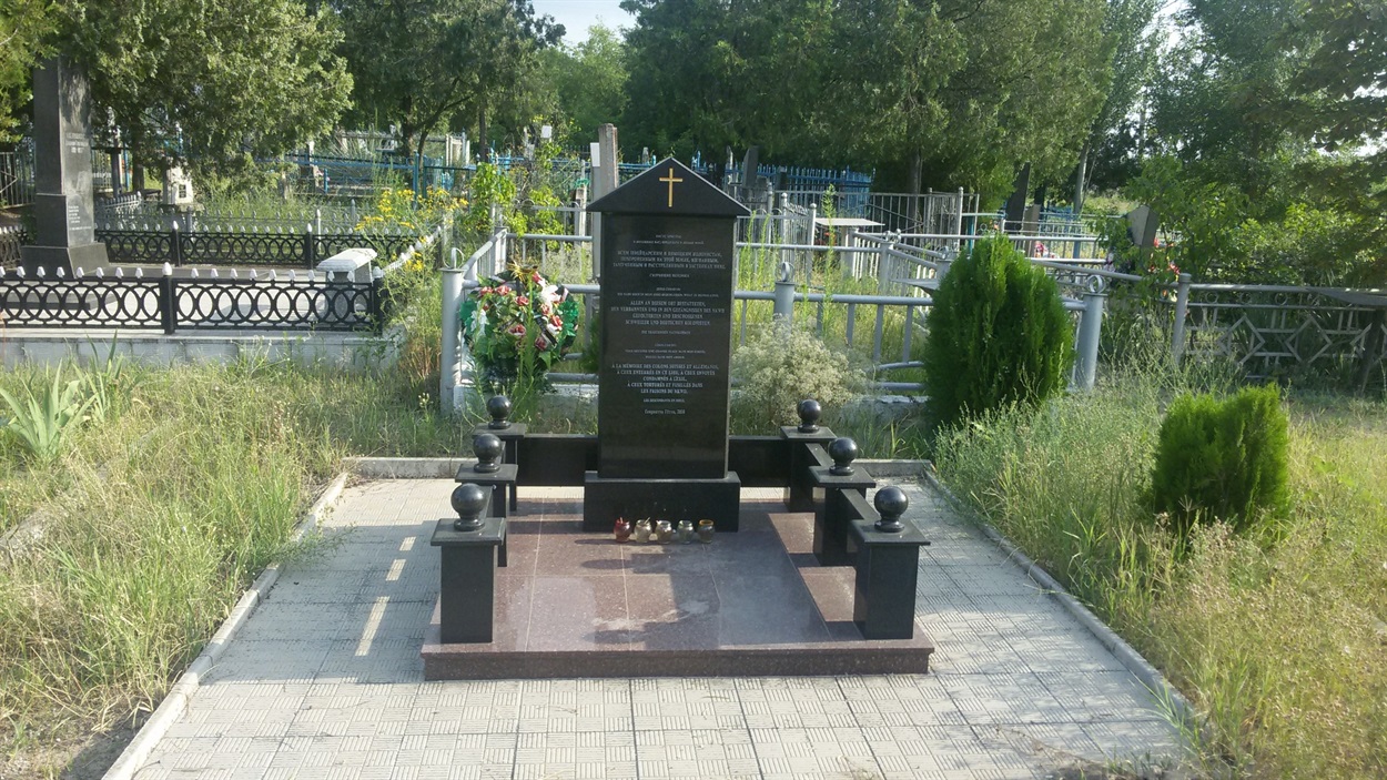 Пам'ятник жертвам терору на Основському кладовищі.