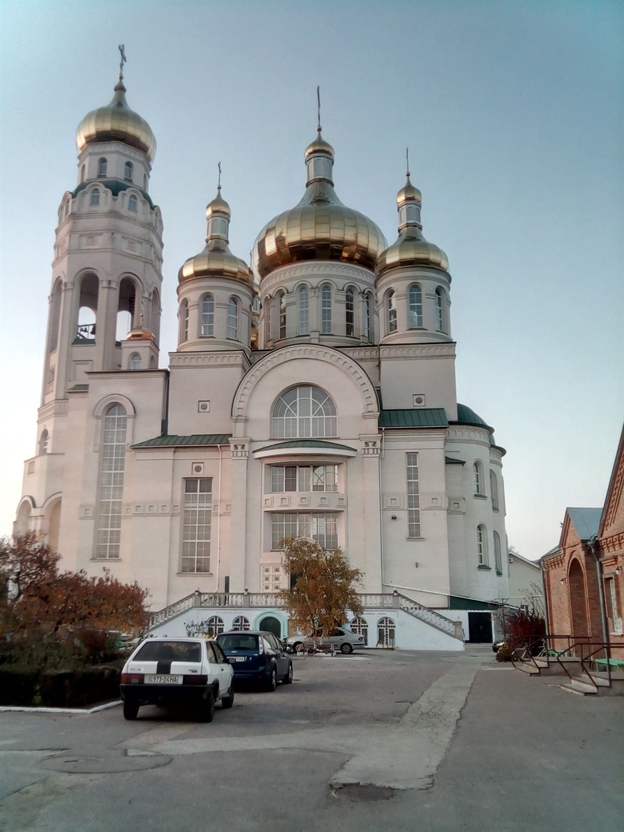 За 100 м від перехрестя знаходиться церква