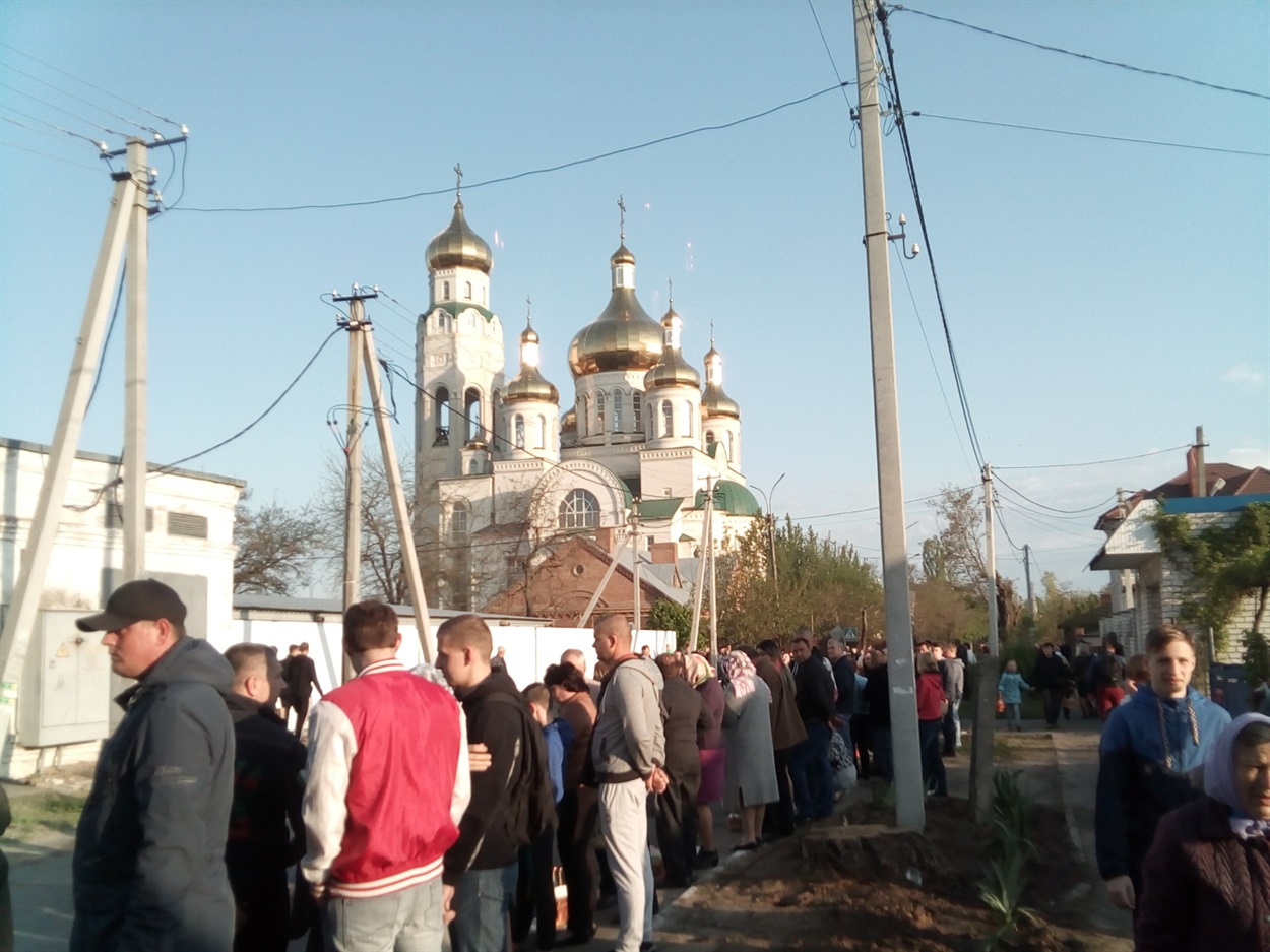 На Великдень біля храмів завжди людно
