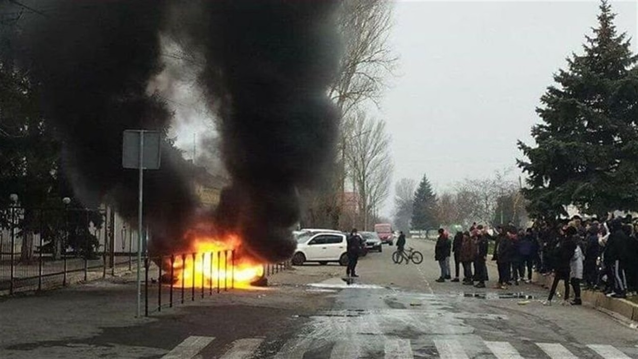 Обурені каховчани палили шини під відділком поліції