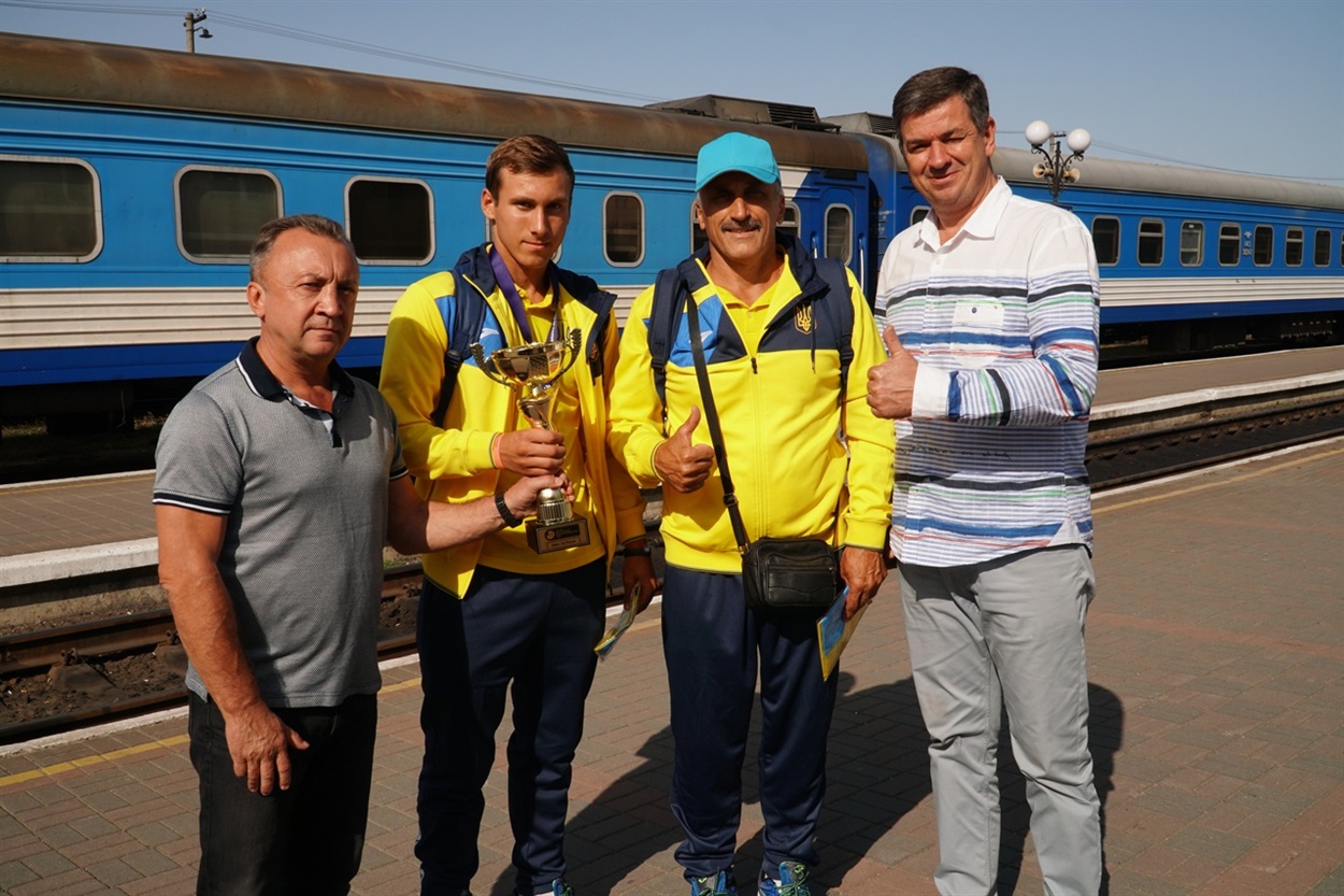 Є. Єрашов (зліва) та М. Линецький зутрічають Євгена та Петра Бойків