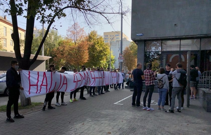Активісти під будівлею суду