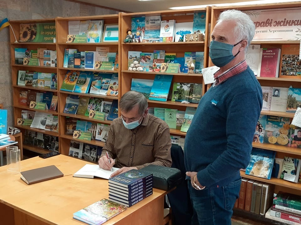 Олександр Гунько підписує книгу Анатолію Кичинському