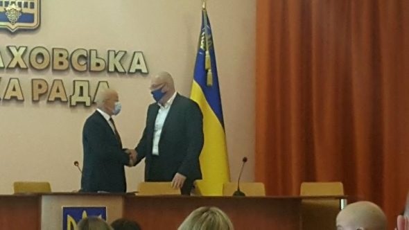 Мер Нової Каховки В. Коваленко вітає Д. Васильєва з обранням секретарем міськради.