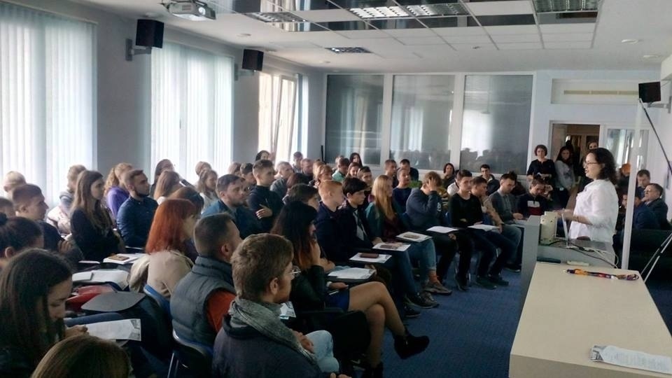В. Кулакова виступає пере молодіжними лідерами Херсонщини