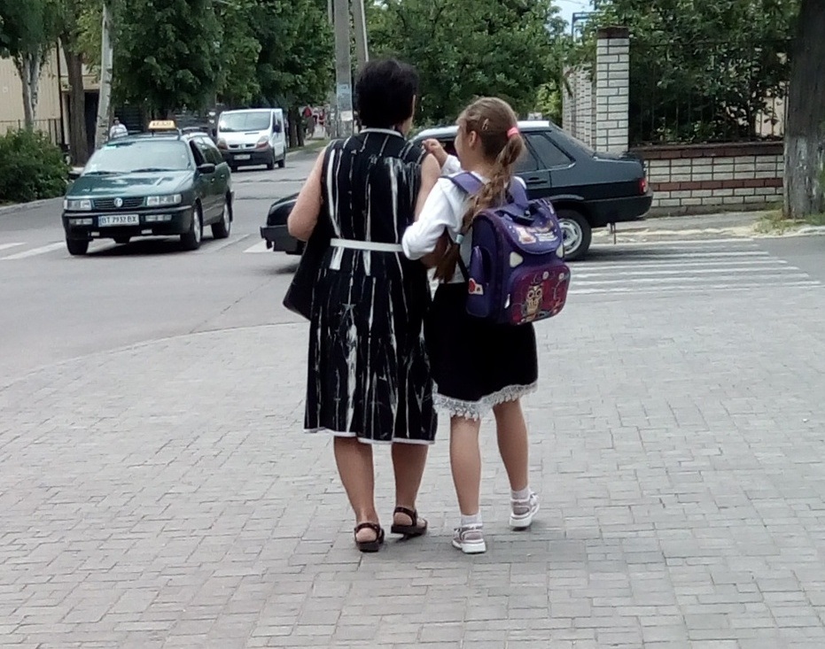 Тільки бабуся прийшла на останній дзвоник...