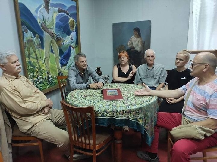 Активісти в картинній галереї 