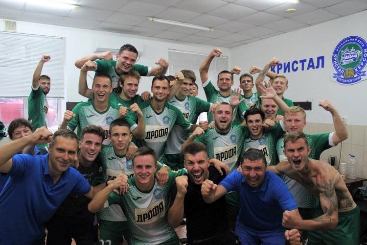 Футболісти "Кристала" після гри в роздягальні
