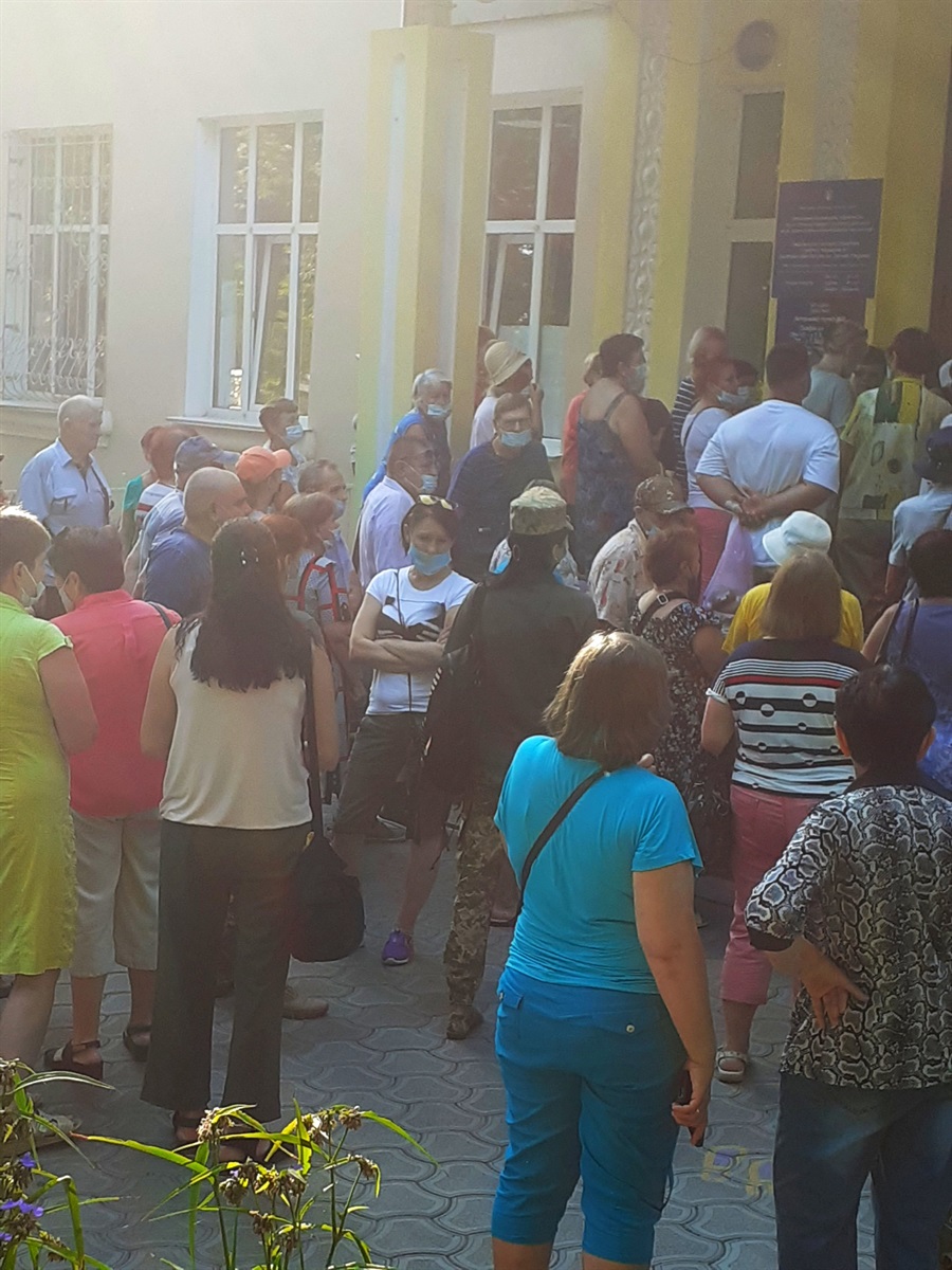 Щоранку біля поліклініки Нової Каховки збирається черга