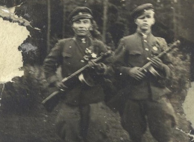 Казах Коля (зліва) в лавах УПА