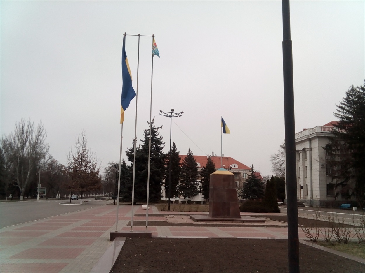 Ще зранку біля мерії висіли українські прапори