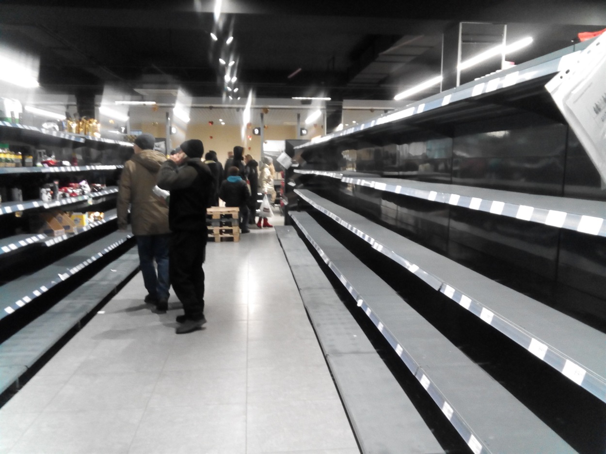У деяких магазинах кінчаються продукти.