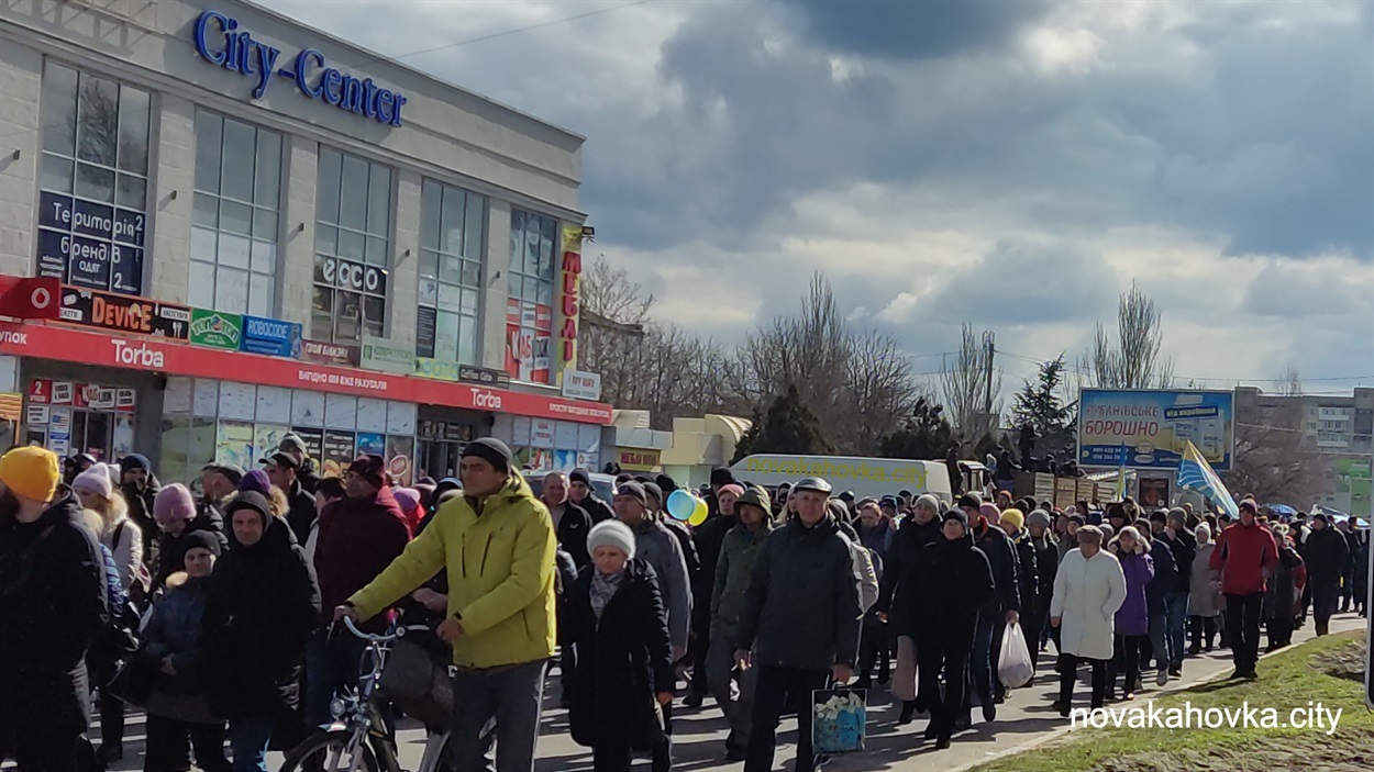 Колонна новокаховчан йде від Юності по Першотравневій