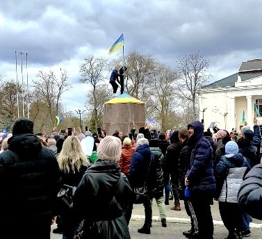 Біля Виконкому на постаменті поставили український прапор