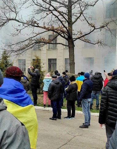 Російські військові кидали спецзасоби зі сльозоточивим газом