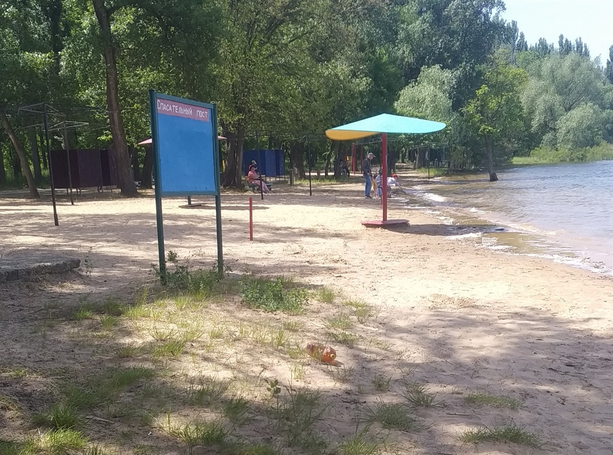 У Новій Каховці пляж наполовину затоплений. 21 травня 2022 року