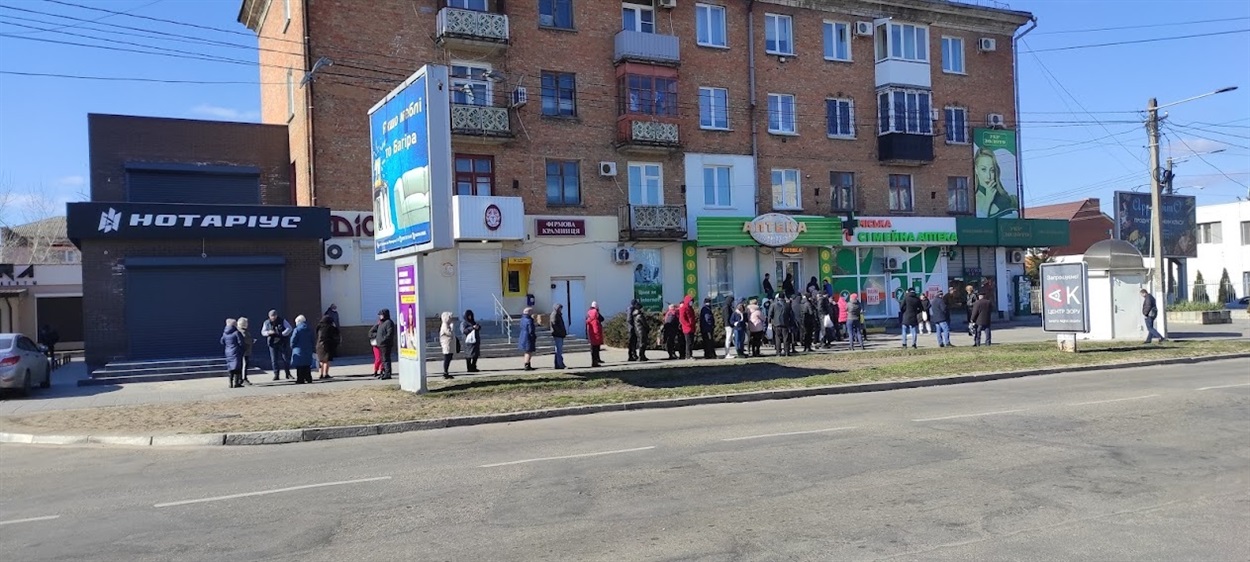 Черги у Новій Каховці до аптек у квітні 2022