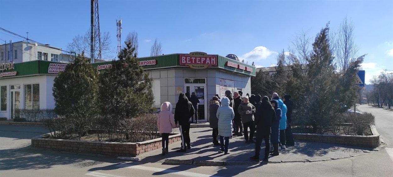 Черга до м'ясного магазину, квітень 2022, Нова Каховка