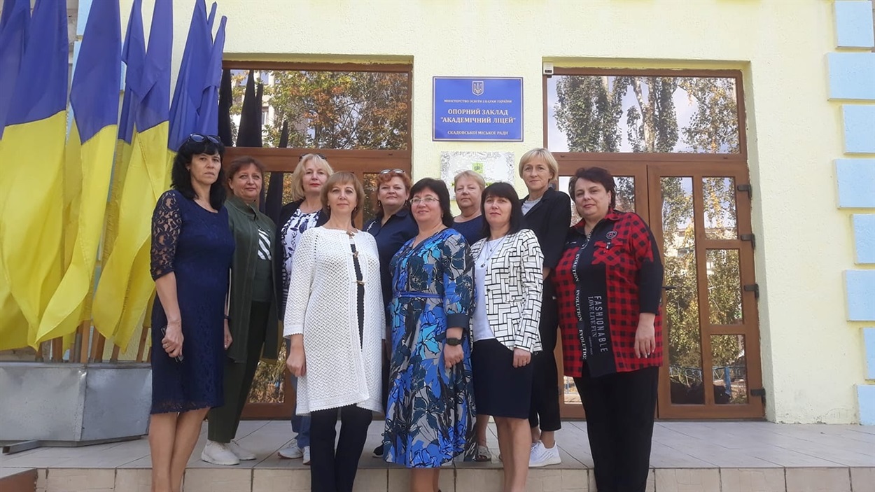 Оксана Якубова (третя зліва у верхньому ряду) та Ірина Дубас (перша справа в нижньому ряду) серед колег