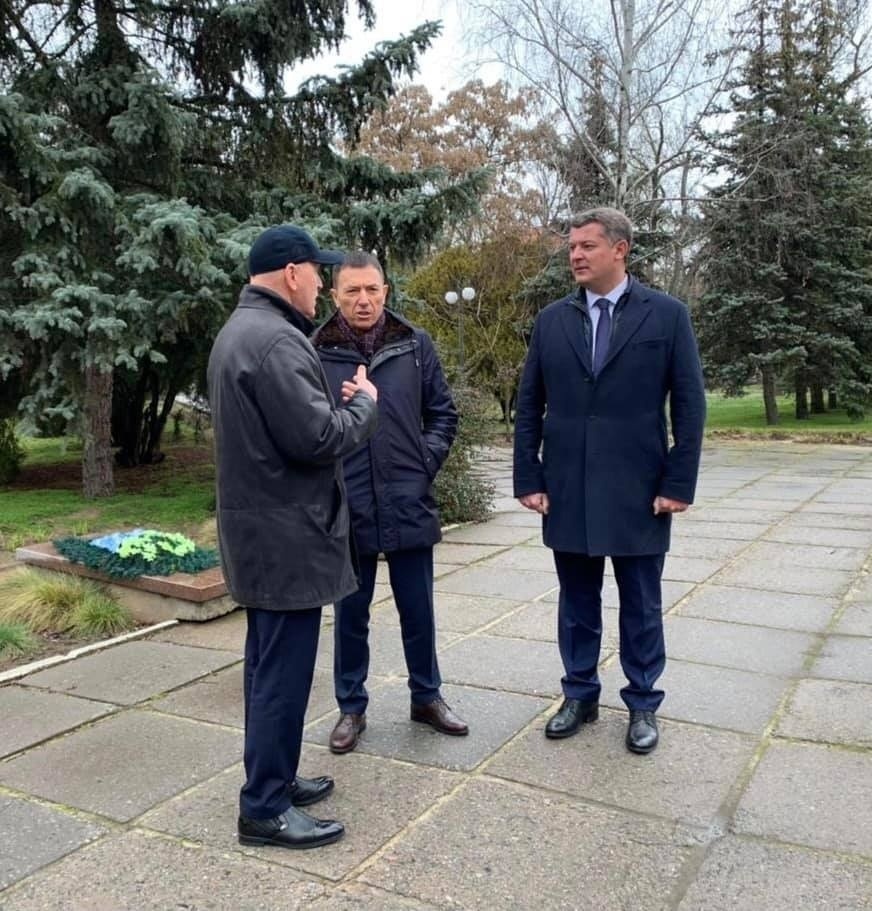 Мер Нової Каховки Володимир Коваоенко, Едуард Репілевський і депутат облради від ОПЗЖ Єгор Устинов у Парку Слави. Березень 2021 року