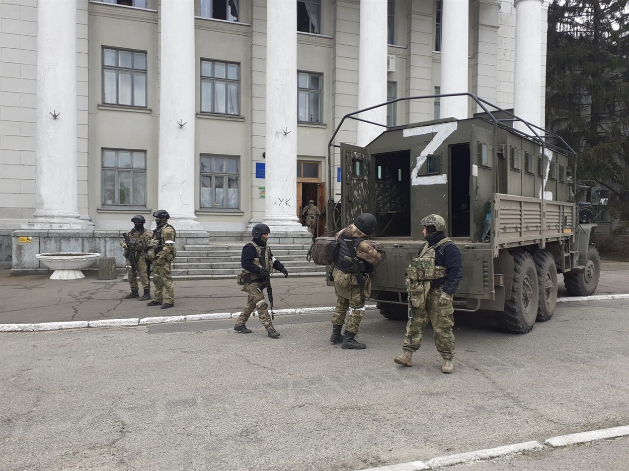 Окупанти завозять зброю в мерію Нової Каховки