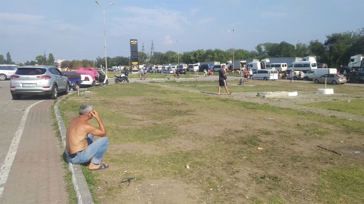 Черга на виїзд до Запоріжжя у Василівці. Серпень 2022 року