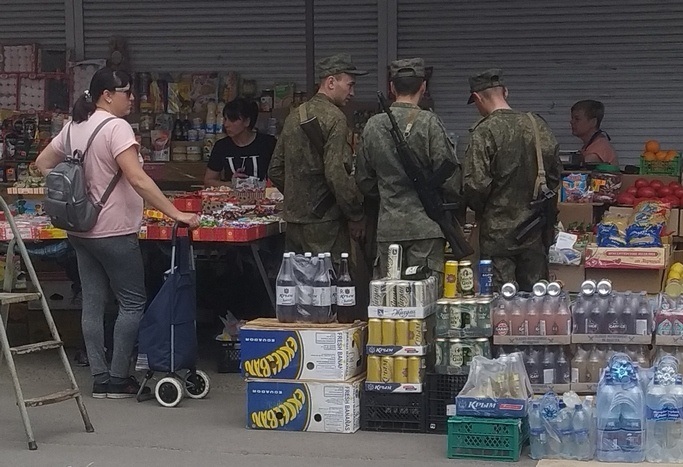 Російські військові скупляються на ринку Нової Каховки