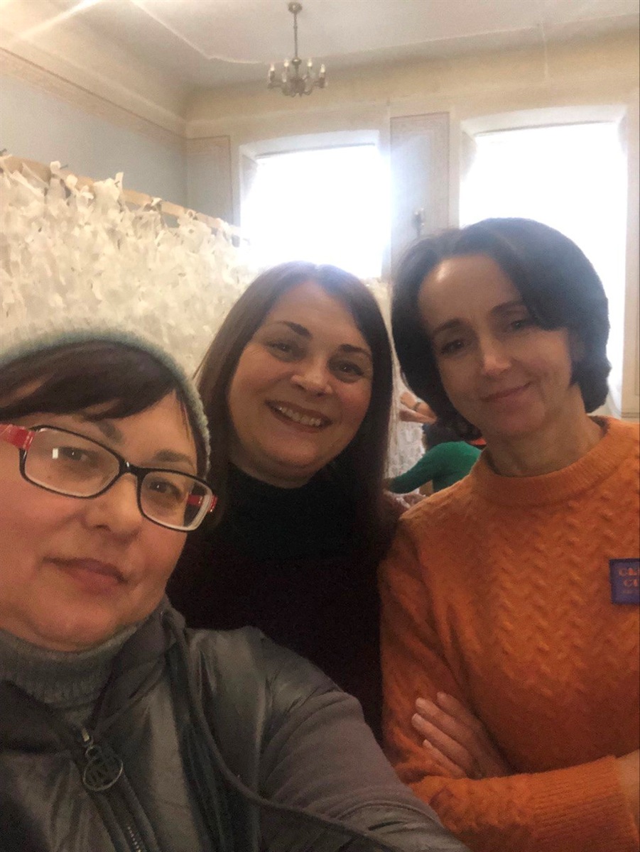 Наталія Бреус (зліва) із волонтерками з Херсонщини