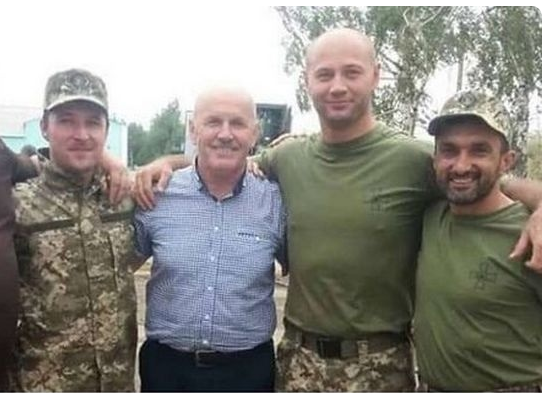 Білоус, Карий і Агаєв з мером Нової Каховки Володимиром Коваленком під час зборів тероборони