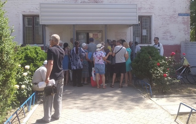 Жителі Новоъ Каховки у перші місяці окупації отримували російські виплати у будівлі військкомату