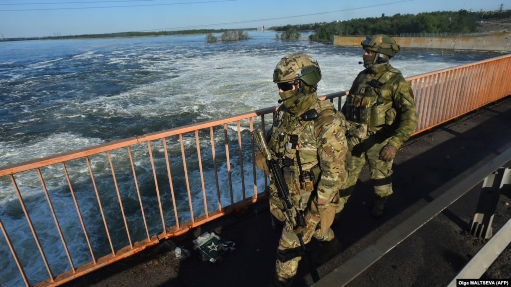 Окупанти на греблі Каховської ГЕС