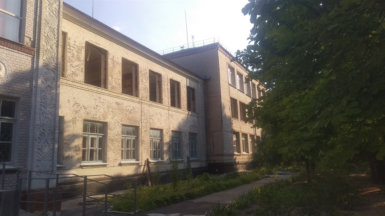 Школа №1 улітку 2022 року була з вибитими вікнами