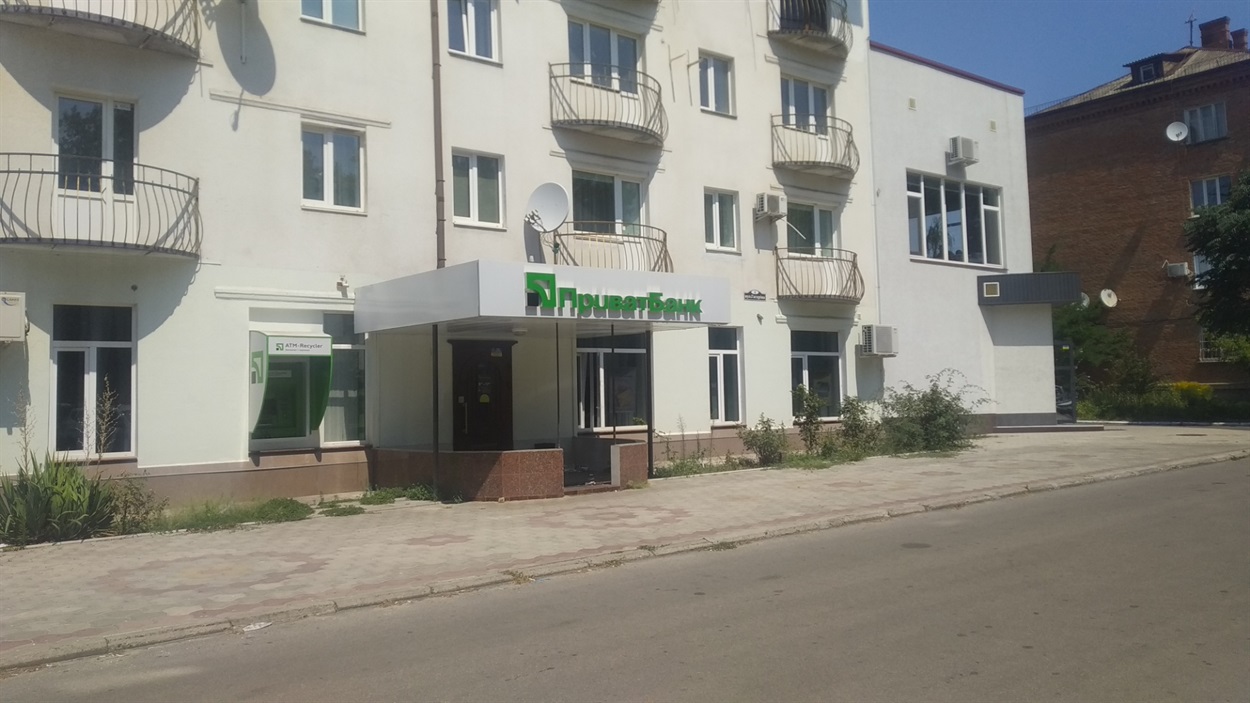 Відділення Приватбанку в Новій Каховці на вул. Гагаріна не працює вже 10 місяців.