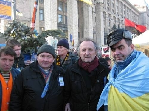 Володимир Шовкошитний (у центрі) на Майдані з друзями у 2014 році