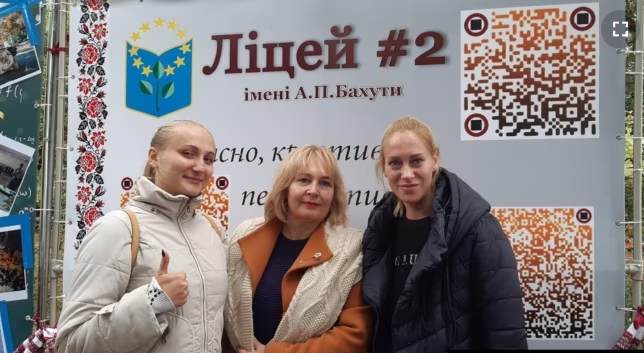 Оксана Якубова (в центрі) з колегами